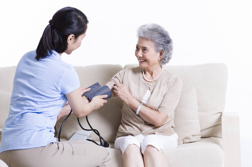 东方人,成年人,老年人,头发,两个人,医生,病人,护士,笑,微笑,露齿笑,横图,室内,留白,抠图,白色背景,正面,快乐,幸福,技术,沙发,北京,中国,亚洲,检查,测量,休闲装,背面,白色,医疗用品,医护人员,医疗人员,职业,保养,面对面,亲密,服务,护理,保健,摄影,名牌,生活方式,技巧,看护,支撑,体检,医疗,疾病,血压计,享乐,白衣天使,脆弱,关爱,手艺,医疗器械,医疗工具,高血压,东亚,陪同,疗养院,责任,技能,技艺,陪伴,信任,老年女性,年轻女性,女人,女性,亚洲人,中国人,年轻人,大夫,坐着,彩图,影棚拍摄,欢乐,妙技,收容所,本领,家庭护理,体格检查,伴随,bj175