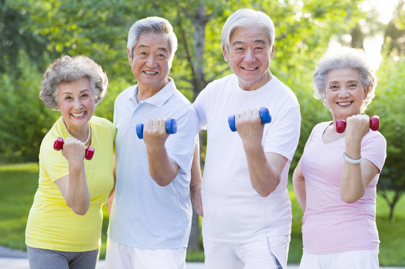 东方人,成年人,老年人,肌肉,头发,四个人,公园,举,笑,微笑,露齿笑,横图,室外,白天,正面,锻炼,快乐,幸福,信心,草地,哑铃,北京,日光,中国,亚洲,一排,握,整齐,并排,年轻,注视,休闲装,运动器械,树,排列,绿色,白色,自然,绿地,观察,看,站着,休闲,健康,健身器械,放松,活力,力量,亲密,握着,摄影,生活方式,观看,察看,退休,享乐,早晨,队列,关注,清新,肖像,出示,健身器材,东亚,恢复,陪同,陪伴,老年男性,老年女性,男人,男性,女人,女性,亚洲人,中国人,休闲活动,彩图,欢乐,运动器材,人老心不老,伴随,bj175