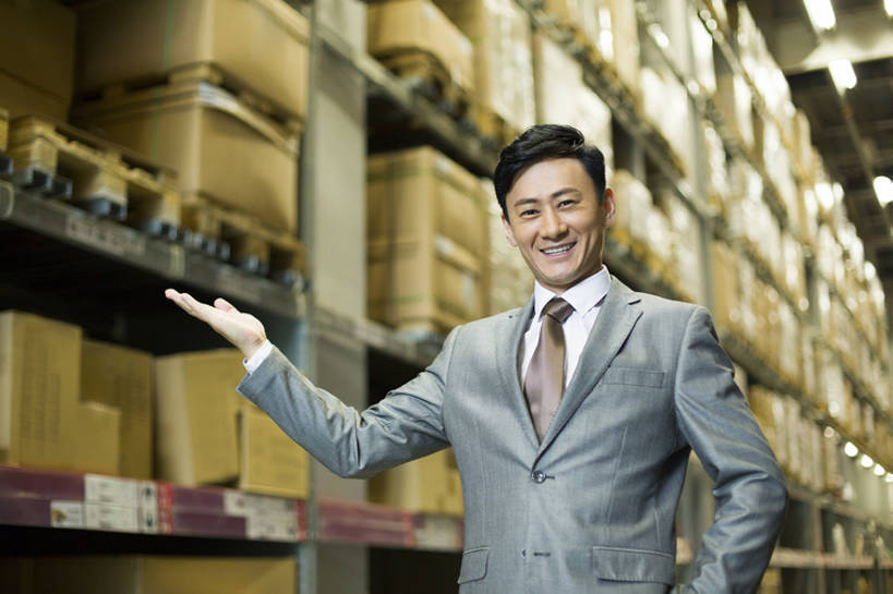 东方人,成年人,中年人,一个人,商务人士,商务男性,办公室,笑,微笑,露齿笑,横图,室内,正面,衬衫,西装,商务,快乐,幸福,热情,骄傲,成功,信心,车间,技术,北京,中国,亚洲,仅一个男性,仅一个人,仅一个中年男性,许多,堆叠,套装,正装,庆祝,商品,房屋,屋子,过道,领带,很多,仓库,注视,方向,架子,盒子,排列,观察,看,站着,职业,展示,服务,工业,运输,摄影,观看,技巧,希望,储藏,明亮,察看,组织,领导,经理,成就,储存,关注,货运,肖像,出示,手艺,商务装,工薪阶层,东亚,物流,工业建筑,一套,柳条筐,技能,技艺,把握,男人,男性,中年男性,亚洲人,中国人,白领,上班族,张开手臂,半身,彩图,衬衣,房子,妙技,贮存,本领,掌控,bj175