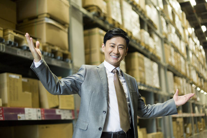东方人,成年人,中年人,一个人,商务人士,商务男性,办公室,笑,微笑,露齿笑,横图,室内,正面,衬衫,西装,商务,快乐,幸福,热情,骄傲,成功,信心,车间,技术,北京,中国,亚洲,仅一个男性,仅一个人,仅一个中年男性,许多,堆叠,套装,正装,庆祝,商品,房屋,屋子,过道,领带,很多,仓库,注视,架子,盒子,排列,观察,看,站着,职业,服务,工业,运输,摄影,观看,技巧,希望,储藏,明亮,察看,组织,领导,经理,成就,储存,关注,货运,肖像,手艺,商务装,工薪阶层,东亚,物流,工业建筑,一套,柳条筐,技能,技艺,把握,男人,男性,中年男性,亚洲人,中国人,白领,上班族,张开手臂,半身,彩图,衬衣,房子,妙技,贮存,本领,掌控,bj175