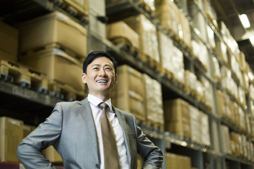 东方人,成年人,中年人,一个人,商务人士,商务男性,办公室,笑,微笑,露齿笑,横图,室内,留白,正面,衬衫,西装,商务,快乐,幸福,热情,骄傲,成功,信心,车间,技术,北京,中国,亚洲,仅一个男性,仅一个人,仅一个中年男性,许多,堆叠,套装,正装,商品,房屋,屋子,过道,领带,很多,仓库,注视,手叉腰,架子,盒子,排列,叉腰,观察,看,站着,职业,服务,工业,运输,摄影,观看,技巧,希望,储藏,明亮,察看,组织,领导,双手叉腰,经理,成就,储存,关注,货运,智力,手艺,商务装,工薪阶层,东亚,物流,工业建筑,一套,柳条筐,技能,技艺,把握,男人,男性,中年男性,亚洲人,中国人,白领,上班族,半身,彩图,衬衣,房子,妙技,贮存,本领,掌控,bj175