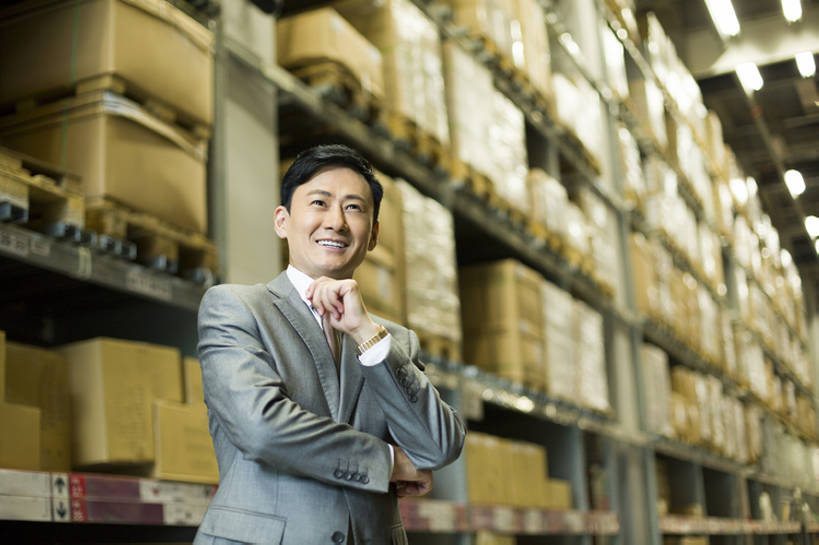 东方人,成年人,中年人,一个人,商务人士,商务男性,办公室,微笑,横图,室内,留白,正面,衬衫,西装,商务,快乐,幸福,热情,计划,车间,北京,中国,亚洲,仅一个男性,仅一个人,仅一个中年男性,许多,撑,堆叠,套装,正装,商品,房屋,屋子,过道,领带,很多,仓库,托腮,注视,架子,盒子,排列,观察,看,托,站着,职业,思考,规划,服务,工业,运输,摄影,观看,希望,储藏,明亮,察看,组织,领导,经理,储存,关注,货运,智力,托下巴,商务装,梦想,工薪阶层,东亚,物流,工业建筑,一套,柳条筐,把握,男人,男性,中年男性,亚洲人,中国人,白领,上班族,半身,彩图,衬衣,房子,贮存,掌控,bj175