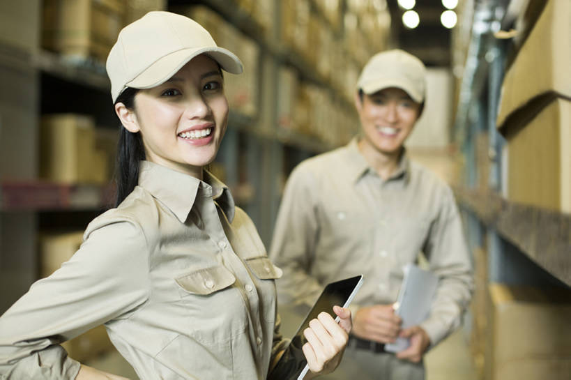 东方人,成年人,两个人,同事,商务人士,商务男性,办公室,笑,微笑,露齿笑,横图,室内,侧面,衬衫,制服,商务,快乐,幸福,热情,安全,成功,合作,团队,集体,信心,车间,北京,中国,亚洲,许多,握,堆叠,套装,正装,检查,工作,棒球帽,商品,房屋,屋子,过道,领带,很多,仓库,注视,队伍,架子,盒子,排列,工人,观察,看,站着,快递员,职业,服务,握着,工业,运输,摄影,观看,储藏,明亮,察看,组织,领导,成就,储存,关注,货运,肖像,商务装,合伙,领袖,工薪阶层,平板电脑,东亚,物流,陪同,工业建筑,柳条筐,陪伴,男人,男性,年轻男性,年轻女性,女人,女性,亚洲人,中国人,年轻人,白领,上班族,员工,半身,彩图,衬衣,房子,匠人,劳动者,体力工,贮存,检查表,伴随,bj175