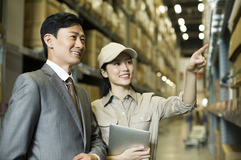 东方人,成年人,中年人,两个人,同事,商务人士,商务男性,办公室,笑,微笑,露齿笑,横图,室内,侧面,衬衫,制服,西装,商务,快乐,幸福,热情,安全,成功,合作,团队,集体,信心,车间,北京,中国,亚洲,许多,握,堆叠,套装,正装,检查,工作,棒球帽,商品,房屋,屋子,过道,领带,很多,仓库,队伍,架子,盒子,排列,工人,站着,快递员,职业,服务,握着,工业,运输,摄影,储藏,明亮,组织,领导,指着,经理,成就,储存,货运,商务装,合伙,领袖,工薪阶层,平板电脑,东亚,物流,陪同,工业建筑,一套,柳条筐,陪伴,男人,男性,年轻女性,女人,女性,中年男性,亚洲人,中国人,年轻人,白领,上班族,员工,半身,彩图,衬衣,房子,匠人,劳动者,体力工,贮存,检查表,伴随,bj175