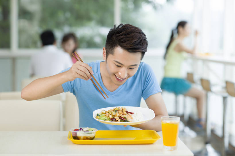 东方人,成年人,四个人,笑,睡,吃,微笑,露齿笑,横图,室内,白天,正面,吃饭,午餐,快乐,满意,兴奋,幸福,餐桌,筷子,餐具,椅子,北京,中国,亚洲,握,美味,食品,饮品,T恤,休闲装,饮食,刺激,食物,饮料,中国菜,快餐,夏天,活力,乐趣,诱惑,握着,摄影,生活方式,午睡,快餐店,享乐,可口,中国文化,桔子汁,进餐,饥饿,东亚,健康食物,适口,男人,男性,年轻男性,年轻女性,女人,女性,亚洲人,中国人,年轻人,大学生,困,困觉,寝息,睡觉,坐着,半身,彩图,欢乐,餐馆,小睡,饿,宫爆鸡丁,bj175