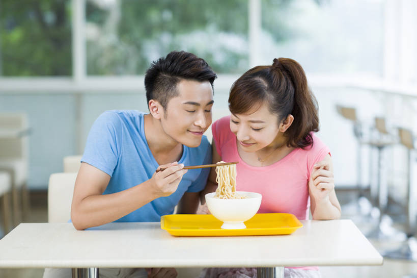 面条,东方人,成年人,两个人,睡,吃,微笑,横图,室内,白天,正面,爱情,吃饭,午餐,快乐,满意,兴奋,友谊,幸福,分享,餐桌,筷子,餐具,椅子,北京,中国,亚洲,并排,美味,食品,饮品,浪漫,休闲装,闻,饮食,刺激,食物,饮料,中国菜,快餐,夏天,温暖,温馨,恩爱,活力,乐趣,亲密,诱惑,恋人,摄影,生活方式,午睡,快餐店,和睦,享乐,可口,中国文化,进餐,饥饿,东亚,健康食物,陪同,适口,陪伴,男人,男性,年轻男性,年轻女性,女人,女性,亚洲人,中国人,年轻人,情侣,大学生,闭着眼睛,困,困觉,寝息,睡觉,坐着,半身,彩图,餐馆,伴侣,融洽,小睡,饿,伴随,bj175