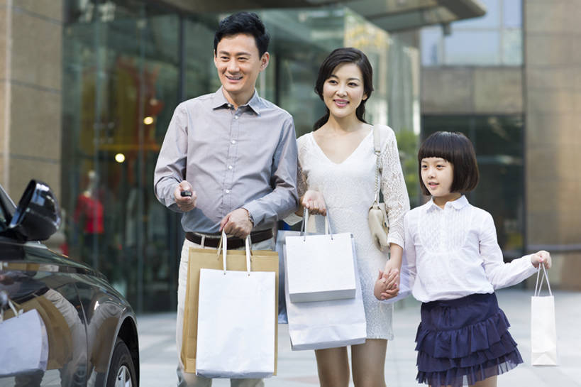 东方人,儿童,成年人,中年人,三个人,家庭,父母,母亲,父亲,女儿,商店,停车场,站,笑,微笑,露齿笑,横图,室外,白天,正面,购物,快乐,满意,幸福,纯洁,成功,消费,城市,建筑,街道,商场,汽车,北京,中国,亚洲,握,包,商品,机动车,购物袋,挎包,钥匙,休闲装,现代,小孩,停车,站着,休闲,温暖,温馨,一家人,放松,可爱,零售,亲密,童年,童趣,握着,财富,金融,运输,摄影,生活方式,和睦,开锁,享乐,愉悦,成就,购买,亲情,华贵,车钥匙,市区,选购,贸易,童真,东亚,烂漫,无邪,上锁,陪同,血拼,陪伴,天真,男孩,男人,男性,女孩,女人,女性,中年男性,中年女性,亚洲人,中国人,孩子,休闲活动,步行,手牵手,站立,彩图,欢乐,融洽,男生,上层阶级,商业活动,伴随,bj175