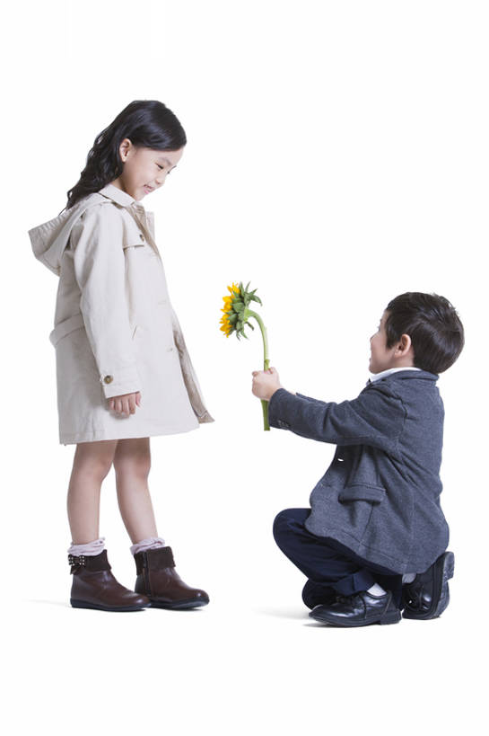 东方人,婴儿,儿童,两个人,站,笑,微笑,露齿笑,竖图,留白,抠图,白色背景,侧面,时尚,快乐,友谊,幸福,纯洁,向日葵,礼物,北京,中国,亚洲,服装,正装,浪漫,玩,休闲装,漂亮,现代,外套,花,小孩,衣服,站着,休闲,面对面,休闲服,活力,可爱,乐趣,亲密,童年,童趣,摄影,服饰,活泼,生长,生活方式,幽默,酷,享乐,时髦,宝宝,童真,东亚,纯真,烂漫,无邪,陪同,时兴,陪伴,伶俐,天真,男孩,男人,男性,女孩,亚洲人,中国人,孩子,跪着,说话,站立,彩图,全身,影棚拍摄,装扮,爱,欢乐,给予,男生,伴随,bj175