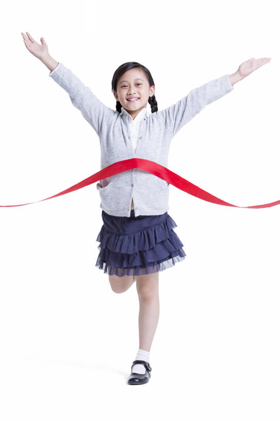 东方人,儿童,一个人,学生,站,跑,举,笑,微笑,露齿笑,竖图,留白,抠图,白色背景,正面,快乐,幸福,纯洁,骄傲,成功,运动,信心,赛跑,北京,中国,亚洲,仅一个女性,仅一个人,缎带,注视,休闲装,小孩,观察,看,托,站着,仅一个小孩,活力,可爱,童年,童趣,摄影,生长,生活方式,观看,单腿,迅速,第一,察看,关注,肖像,终点线,荣誉,童真,东亚,烂漫,无邪,时装模特,获胜,天真,男孩,男人,男性,女孩,女人,女性,亚洲人,中国人,孩子,举起,举手,举着,向上举,向上伸,向上托,站立,彩图,全身,影棚拍摄,男生,女生,小学生,bj175