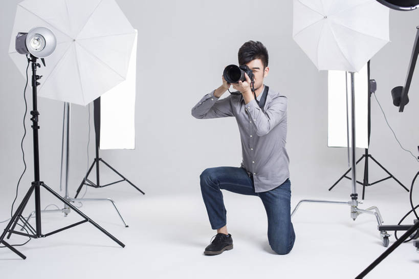 东方人,成年人,一个人,摄影师,办公室,舞台,微笑,横图,留白,正面,时尚,快乐,幸福,热情,信心,技术,相机,北京,中国,亚洲,仅一个男性,仅一个人,握,灰色背景,工作,电缆,工具,器材,伞,休闲装,现代,仅一个年轻男性,拍照,看,职业,独立,活力,服务,握着,摄影,生活方式,技巧,单反相机,创造力,专心,酷,享乐,照明设备,工作室,成就,三脚架,手艺,东亚,摄影器材,责任,技能,技艺,男人,男性,年轻男性,亚洲人,中国人,年轻人,设计,表演台,跪着,彩图,全身,影棚拍摄,欢乐,照相,妙技,本领,幕后,摆拍,传媒,态度,bj175