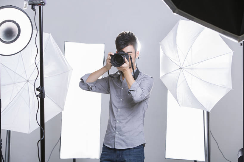 东方人,成年人,一个人,摄影师,办公室,舞台,横图,留白,正面,时尚,热情,信心,技术,相机,北京,中国,亚洲,仅一个男性,仅一个人,握,灰色背景,工作,电缆,工具,器材,伞,休闲装,现代,仅一个年轻男性,拍照,看,站着,职业,独立,服务,握着,摄影,生活方式,技巧,单反相机,创造力,专心,酷,照明设备,工作室,手艺,调整,逆光,东亚,摄影器材,责任,技能,技艺,认真,男人,男性,年轻男性,亚洲人,中国人,年轻人,设计,表演台,彩图,影棚拍摄,照相,妙技,本领,幕后,传媒,态度,bj175