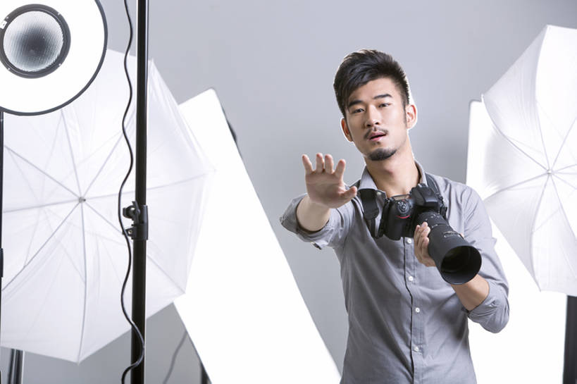 东方人,成年人,一个人,摄影师,办公室,舞台,横图,留白,正面,时尚,热情,信心,技术,相机,北京,中国,亚洲,仅一个男性,仅一个人,握,准备,灰色背景,工作,电缆,工具,器材,伞,休闲装,现代,布置,排列,仅一个年轻男性,拍照,手势,站着,职业,独立,服务,握着,摄影,生活方式,指导,技巧,单反相机,创造力,专心,酷,照明设备,工作室,手艺,调整,东亚,摄影器材,责任,技能,技艺,认真,男人,男性,年轻男性,亚洲人,中国人,年轻人,设计,表演台,张开手臂,半身,彩图,影棚拍摄,照相,妙技,打手势,本领,幕后,传媒,bj175