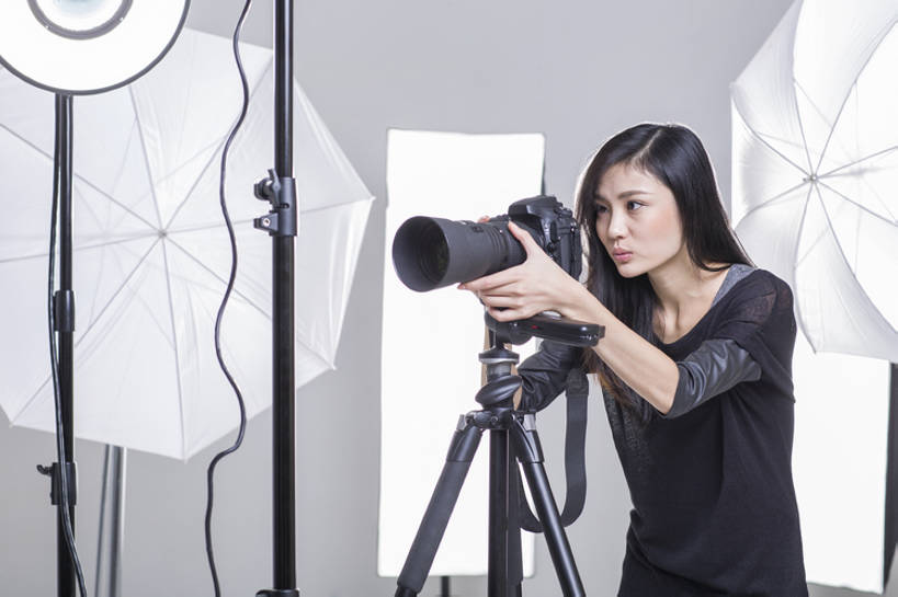 东方人,成年人,一个人,摄影师,办公室,舞台,横图,留白,正面,时尚,热情,信心,技术,相机,北京,中国,亚洲,仅一个年轻女性,仅一个女性,仅一个人,弯腰,握,准备,灰色背景,工作,电缆,工具,器材,伞,休闲装,现代,拍照,看,站着,职业,独立,撅嘴,服务,握着,摄影,生活方式,技巧,单反相机,创造力,专心,酷,工作室,三脚架,手艺,调整,东亚,摄影器材,责任,技能,技艺,认真,年轻女性,女人,女性,亚洲人,中国人,年轻人,设计,表演台,半身,彩图,影棚拍摄,照相,妙技,本领,幕后,摆拍,传媒,bj175