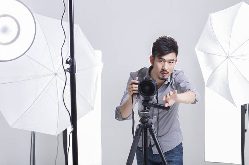 东方人,成年人,一个人,摄影师,办公室,舞台,横图,留白,正面,时尚,热情,信心,技术,相机,北京,中国,亚洲,仅一个男性,仅一个人,弯腰,握,准备,灰色背景,工作,电缆,工具,器材,伞,休闲装,现代,布置,排列,仅一个年轻男性,拍照,手势,站着,职业,独立,服务,握着,摄影,生活方式,指导,技巧,单反相机,创造力,专心,酷,工作室,三脚架,手艺,东亚,摄影器材,责任,技能,技艺,认真,男人,男性,年轻男性,亚洲人,中国人,年轻人,设计,表演台,张开手臂,彩图,影棚拍摄,照相,妙技,打手势,本领,幕后,传媒,态度,bj175