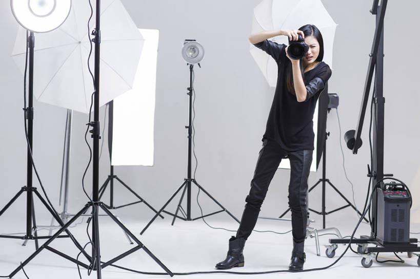 东方人,成年人,一个人,摄影师,办公室,舞台,横图,留白,正面,时尚,热情,信心,技术,相机,北京,中国,亚洲,仅一个年轻女性,仅一个女性,仅一个人,握,灰色背景,工作,电缆,工具,器材,伞,倾斜,休闲装,现代,拍照,站着,职业,独立,服务,握着,摄影,生活方式,张开双腿,技巧,单反相机,创造力,专心,酷,工作室,三脚架,手艺,东亚,摄影器材,闪光灯,责任,技能,技艺,展开双腿,认真,年轻女性,女人,女性,亚洲人,中国人,年轻人,设计,表演台,彩图,全身,影棚拍摄,照相,妙技,伸展双腿,本领,幕后,传媒,bj175