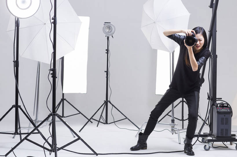 东方人,成年人,一个人,摄影师,办公室,舞台,横图,留白,正面,时尚,热情,信心,技术,相机,北京,中国,亚洲,仅一个年轻女性,仅一个女性,仅一个人,弯腰,握,灰色背景,工作,电缆,工具,器材,伞,倾斜,休闲装,现代,拍照,站着,职业,独立,服务,握着,摄影,生活方式,张开双腿,技巧,单反相机,创造力,专心,酷,工作室,三脚架,手艺,东亚,摄影器材,闪光灯,责任,技能,技艺,展开双腿,认真,年轻女性,女人,女性,亚洲人,中国人,年轻人,设计,表演台,彩图,全身,影棚拍摄,照相,妙技,伸展双腿,本领,幕后,摆拍,传媒,bj175