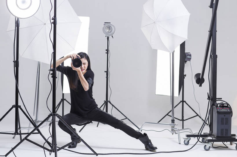 东方人,成年人,一个人,摄影师,办公室,舞台,蹲,横图,留白,正面,时尚,热情,信心,技术,相机,北京,中国,亚洲,仅一个年轻女性,仅一个女性,仅一个人,握,灰色背景,工作,电缆,工具,器材,伞,休闲装,现代,拍照,职业,独立,服务,握着,摄影,生活方式,张开双腿,技巧,单反相机,创造力,专心,酷,工作室,三脚架,手艺,东亚,摄影器材,闪光灯,责任,技能,技艺,展开双腿,认真,年轻女性,女人,女性,亚洲人,中国人,年轻人,设计,表演台,彩图,全身,影棚拍摄,照相,妙技,伸展双腿,本领,幕后,传媒,bj175