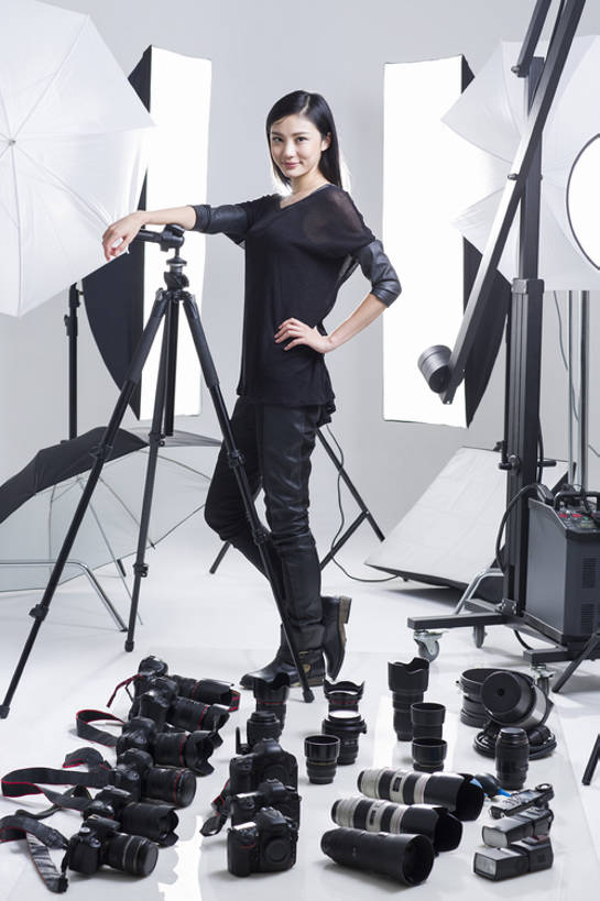 东方人,成年人,一个人,摄影师,办公室,笑,微笑,露齿笑,竖图,留白,侧面,时尚,快乐,幸福,热情,信心,技术,相机,北京,中国,亚洲,仅一个年轻女性,仅一个女性,仅一个人,许多,准备,灰色背景,电缆,工具,器材,伞,很多,注视,休闲装,现代,手叉腰,排列,拍照,数码相机,观察,看,靠,靠着,站着,职业,独立,摄影,生活方式,观看,技巧,单反相机,透镜,察看,创造力,享乐,工作室,关注,肖像,三脚架,手艺,逆光,东亚,摄影器材,责任,技能,技艺,年轻女性,女人,女性,亚洲人,中国人,年轻人,设计,彩图,全身,影棚拍摄,欢乐,照相,曝光表,妙技,本领,幕后,摆拍,长焦镜头,传媒,bj175