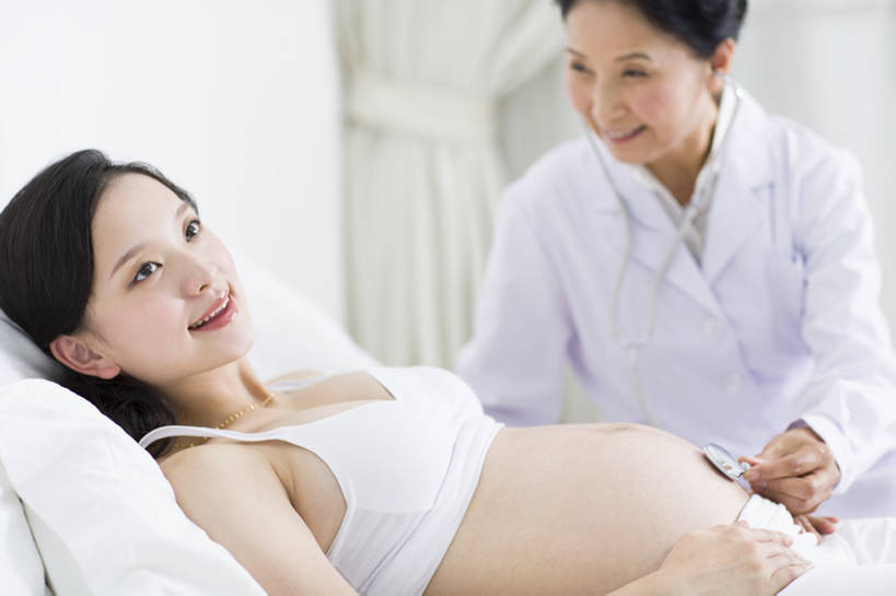 东方人,成年人,中年人,老年人,孕妇,腹部,两个人,医生,病人,医院,家,笑,微笑,露齿笑,横图,室内,白天,侧面,工作服,制服,快乐,幸福,热情,技术,窗户,窗帘,床,卧室,北京,中国,亚洲,握,睡衣,正装,检查,背心,房屋,听,休闲装,白色,听诊器,医疗用品,枕头,医护人员,医疗人员,职业,健康,舒服,怀孕,亲密,服务,握着,人体,摄影,查看,技巧,保护,体检,医疗,舒适,享乐,待产,病房,孕妇装,关爱,显现,手艺,医疗器械,听诊,妇产科,拜访,东亚,实验服,陪同,家庭医生,可靠,妊娠,准妈妈,工作制服,责任,技能,技艺,陪伴,开端,信任,老年女性,年轻女性,女人,女性,亚洲人,中国人,年轻人,腹,肚子,产妇,大夫,躺着,仰卧,半身,彩图,工作套服,欢乐,妙技,本领,体格检查,伴随,妇产科医生,bj175