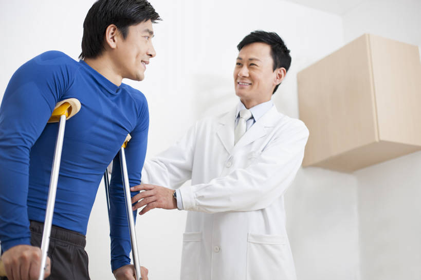 东方人,成年人,中年人,健壮,两个人,医生,病人,办公室,医院,笑,微笑,露齿笑,横图,室内,白天,侧面,工作服,运动服,制服,快乐,幸福,热情,技术,北京,中国,亚洲,仅一个男性,仅一个人,仅一个中年男性,握,服装,正装,检查,器材,现代,衣服,白色,医疗用品,站着,医护人员,医疗人员,职业,面对面,平衡,亲密,服务,握着,摄影,服饰,拐杖,技巧,协助,支撑,安慰,体检,医疗,疾病,享乐,衣着,穿着,关爱,努力,手艺,骨折,医疗器械,问题,残疾,受伤,扭伤,伤残,东亚,实验服,恢复,陪同,医疗机构,可靠,工作制服,衣饰,责任,贡献,技能,技艺,陪伴,信任,男人,男性,中年男性,亚洲人,中国人,大夫,说话,半身,彩图,工作套服,欢乐,病院,诊所,建议,妙技,跑步机,运动装,本领,门诊部,物理疗法,考场,跛行,体格检查,伴随,诊疗室,bj175