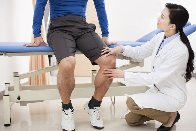 东方人,成年人,中年人,膝盖,腿,健壮,两个人,医生,病人,按摩师,办公室,医院,蹲,横图,室内,白天,侧面,工作服,运动服,制服,按摩,热情,技术,植物,床,北京,中国,亚洲,服装,正装,检查,草药,药草,床单,被子,现代,中药,衣服,白色,病床,向上看,医护人员,医疗人员,职业,面对面,亲密,服务,摄影,服饰,查看,技巧,支撑,体检,医疗,疾病,被单,衣着,穿着,关爱,努力,手艺,骨折,药材,中草药,问题,受伤,扭伤,东亚,实验服,陪同,医疗机构,中药材,本草,可靠,髌骨,工作制服,衣饰,责任,贡献,技能,技艺,陪伴,认真,信任,男人,男性,女人,女性,中年男性,中年女性,亚洲人,中国人,大夫,触摸,沟通,说话,坐着,半身,彩图,全身,工作套服,病院,诊所,护理床,医疗床,妙技,运动装,本领,门诊部,物理疗法,考场,体格检查,伴随,诊疗室,正骨,bj175