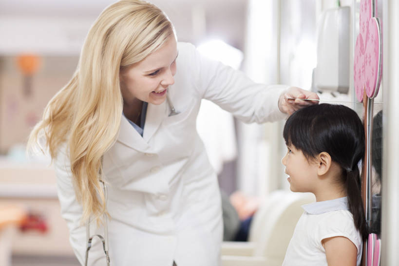 东方人,西方人,婴儿,儿童,成年人,两个人,医生,病人,医院,站,笑,微笑,露齿笑,横图,室内,白天,正面,工作服,制服,快乐,幸福,纯洁,热情,技术,北京,欧洲,中国,欧洲人,亚洲,正装,检查,测量,现代,小孩,白色,尺,听诊器,医疗用品,站着,医护人员,医疗人员,职业,健康,比较,活力,可爱,亲密,童年,童趣,服务,摄影,活泼,生长,查看,技巧,希望,测量工具,体检,医疗,享乐,关爱,宝宝,手艺,医疗器械,改变,儿童医院,童真,东亚,纯真,烂漫,无邪,实验服,陪同,医疗机构,身高,可靠,工作制服,责任,贡献,技能,技艺,陪伴,伶俐,天真,信任,男孩,男人,男性,年轻女性,女孩,女人,女性,白种人,亚洲人,中国人,孩子,年轻人,大夫,站立,半身,彩图,工作套服,欢乐,病院,诊所,妙技,男生,本领,高度表,体格检查,伴随,诊疗室,bj175