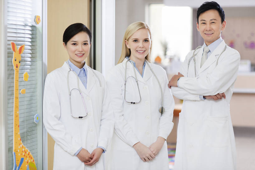 东方人,西方人,成年人,中年人,三个人,医生,病人,医院,笑,双手交叉,微笑,露齿笑,横图,室内,白天,正面,工作服,制服,快乐,幸福,热情,骄傲,成功,合作,团队,信心,技术,北京,欧洲,中国,欧洲人,亚洲,正装,注视,现代,白色,听诊器,观察,看,站着,医护人员,医疗人员,职业,亲密,服务,摄影,观看,技巧,权威,察看,医疗,领导,双手抱胸,享乐,合影,成就,关注,肖像,手艺,儿童医院,合伙,东亚,实验服,陪同,医疗机构,可靠,工作制服,责任,贡献,技能,技艺,陪伴,把握,信任,男人,男性,年轻女性,女人,女性,中年男性,中年女性,白种人,亚洲人,中国人,年轻人,大夫,彩图,工作套服,欢乐,病院,诊所,妙技,本领,掌控,伴随,诊疗室,bj175