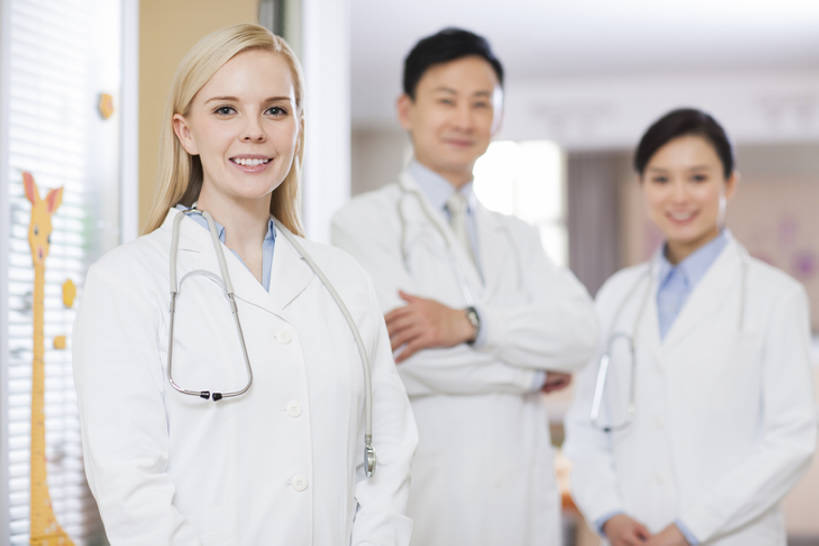 东方人,西方人,成年人,中年人,三个人,医生,病人,医院,笑,微笑,露齿笑,横图,室内,白天,正面,工作服,制服,快乐,幸福,热情,骄傲,成功,合作,团队,信心,技术,北京,欧洲,中国,欧洲人,亚洲,突出,正装,注视,现代,白色,听诊器,观察,看,站着,医护人员,医疗人员,职业,亲密,服务,摄影,观看,技巧,权威,察看,医疗,领导,享乐,成就,关注,肖像,手艺,儿童医院,合伙,东亚,实验服,陪同,医疗机构,可靠,工作制服,责任,贡献,技能,技艺,陪伴,把握,信任,男人,男性,年轻女性,女人,女性,中年男性,中年女性,白种人,亚洲人,中国人,年轻人,大夫,半身,彩图,工作套服,欢乐,病院,诊所,妙技,本领,掌控,伴随,诊疗室,bj175