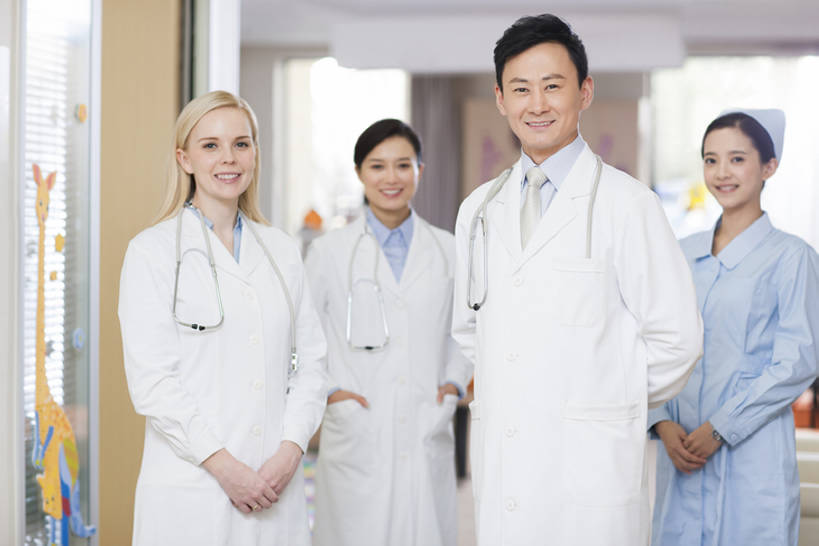 东方人,西方人,成年人,中年人,四个人,医生,病人,护士,医院,笑,微笑,露齿笑,横图,室内,白天,正面,工作服,制服,快乐,幸福,热情,骄傲,成功,合作,团队,信心,技术,北京,欧洲,中国,欧洲人,亚洲,正装,注视,现代,白色,听诊器,观察,看,站着,医护人员,医疗人员,职业,亲密,服务,摄影,观看,技巧,权威,察看,医疗,领导,护士帽,享乐,合影,成就,关注,肖像,手艺,儿童医院,合伙,东亚,实验服,陪同,医疗机构,可靠,工作制服,责任,贡献,技能,技艺,陪伴,把握,信任,男人,男性,年轻女性,女人,女性,中年男性,中年女性,白种人,亚洲人,中国人,年轻人,大夫,半身,彩图,工作套服,欢乐,病院,诊所,妙技,本领,掌控,伴随,诊疗室,bj175