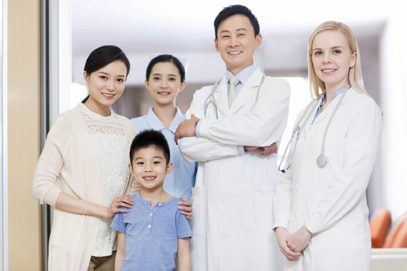 东方人,西方人,儿童,成年人,中年人,家庭,父母,母亲,儿子,医生,病人,护士,医院,站,笑,双手交叉,微笑,露齿笑,横图,室内,白天,正面,工作服,制服,快乐,幸福,纯洁,热情,骄傲,成功,合作,团队,信心,技术,北京,欧洲,中国,欧洲人,亚洲,五个人,正装,注视,休闲装,现代,小孩,白色,听诊器,观察,看,站着,医护人员,医疗人员,职业,温暖,温馨,母子,一家人,可爱,亲密,童年,童趣,搭,服务,摄影,观看,技巧,和睦,权威,察看,医疗,领导,双手抱胸,护士帽,享乐,合影,成就,搭着,关注,肖像,手艺,儿童医院,合伙,童真,东亚,烂漫,无邪,实验服,陪同,医疗机构,可靠,工作制服,责任,贡献,技能,技艺,陪伴,把握,天真,信任,男孩,男人,男性,年轻女性,女人,女性,中年男性,中年女性,白种人,亚洲人,中国人,孩子,年轻人,大夫,站立,彩图,工作套服,欢乐,病院,诊所,妙技,融洽,男生,本领,掌控,伴随,诊疗室,bj175