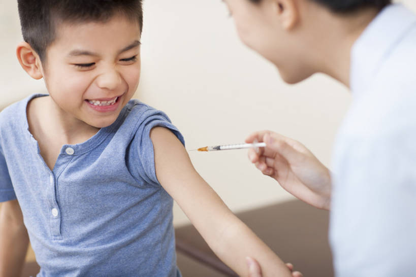 东方人,儿童,成年人,两个人,医生,病人,护士,医院,站,笑,微笑,露齿笑,横图,室内,白天,侧面,工作服,制服,快乐,幸福,纯洁,热情,安全,技术,床,北京,中国,亚洲,握,准备,正装,检查,药剂,床单,防护,扭曲,休闲装,被子,现代,小孩,病床,医疗用品,药品,站着,医护人员,医疗人员,职业,表情,可爱,亲密,童年,童趣,治疗,服务,握着,注射,摄影,技巧,保护,害怕,幽默,支撑,药物,体检,医疗,疾病,注射器,护士帽,被单,享乐,恐怖,关爱,痛苦,手艺,医疗器械,保险,预防,童真,东亚,烂漫,无邪,陪同,医疗机构,注射剂,可靠,工作制服,责任,贡献,技能,技艺,陪伴,平安,天真,信任,注射液,男孩,男人,男性,年轻女性,女人,女性,亚洲人,中国人,孩子,年轻人,大夫,站立,坐着,半身,彩图,工作套服,欢乐,病院,诊所,护理床,医疗床,妙技,男生,本领,门诊部,考场,接种疫苗,体格检查,伴随,bj175