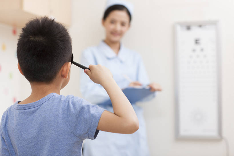 东方人,儿童,成年人,眼睛,两个人,医生,病人,护士,医院,站,笑,摸,微笑,露齿笑,横图,室内,白天,工作服,制服,快乐,幸福,纯洁,热情,技术,仪器,北京,中国,亚洲,抚摸,握,写,准备,正装,检查,休闲装,现代,小孩,背面,医疗用品,站着,医护人员,医疗人员,职业,可爱,亲密,童年,童趣,服务,握着,遮,遮掩,摄影,报告,查看,技巧,写字板,体检,医疗,视力,视力检查表,掩盖,护士帽,享乐,遮挡,关爱,手艺,医疗器械,童真,东亚,烂漫,无邪,遮盖,陪同,医疗机构,验光仪,掩饰,可靠,工作制服,责任,贡献,技能,技艺,陪伴,判断,测量仪器,电脑验光机,验光机,天真,信任,男孩,男人,男性,年轻女性,女人,女性,亚洲人,中国人,孩子,年轻人,大夫,触摸,接触,说话,站立,半身,彩图,工作套服,欢乐,病院,诊所,遮眼板,妙技,病历,男生,本领,门诊部,考场,体格检查,伴随,bj175