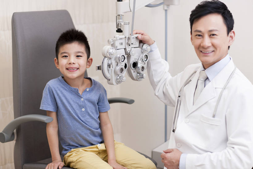 东方人,婴儿,儿童,成年人,中年人,两个人,医生,病人,医院,站,笑,微笑,露齿笑,横图,室内,白天,正面,快乐,幸福,纯洁,机器,技术,仪器,北京,中国,亚洲,正装,检查,注视,休闲装,设备,小孩,白色,观察,看,站着,医护人员,医疗人员,职业,面对面,机械,可爱,亲密,童年,童趣,搭,摄影,活泼,观看,技巧,控制,体检,察看,医疗,医疗设备,视力,搭着,关爱,关注,宝宝,肖像,手艺,医疗器械,调整,童真,东亚,纯真,烂漫,无邪,实验服,陪同,医疗机构,验光仪,综合验光仪,责任,技能,技艺,陪伴,测量仪器,电脑验光机,验光机,伶俐,天真,信任,男孩,男人,男性,中年男性,亚洲人,中国人,孩子,大夫,站立,半身,彩图,病院,诊所,妙技,光学仪器,男生,本领,体格检查,伴随,bj175