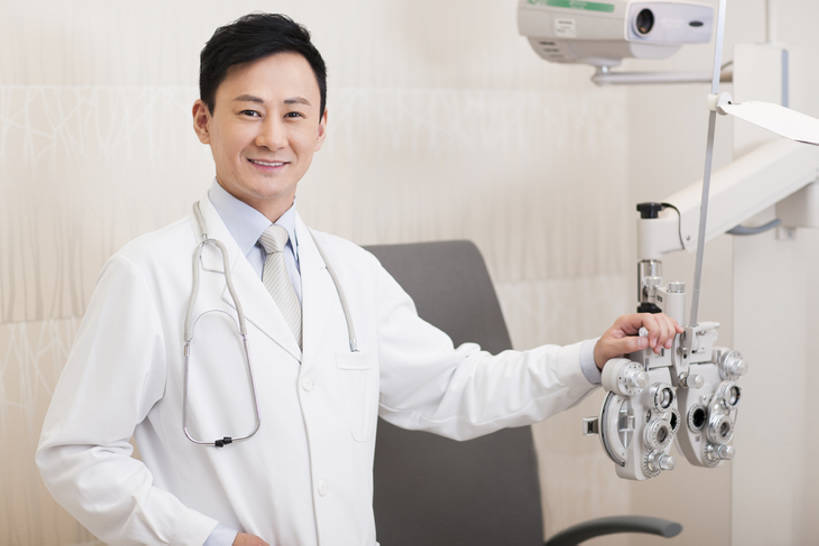东方人,成年人,中年人,一个人,医生,病人,医院,笑,微笑,露齿笑,横图,室内,白天,正面,快乐,幸福,信心,机器,技术,仪器,北京,中国,亚洲,仅一个男性,仅一个人,仅一个中年男性,正装,注视,设备,白色,观察,看,站着,医护人员,医疗人员,职业,机械,摄影,观看,技巧,控制,权威,察看,医疗,医疗设备,视力,关注,肖像,手艺,医疗器械,东亚,实验服,医疗机构,验光仪,综合验光仪,责任,技能,技艺,测量仪器,电脑验光机,验光机,信任,男人,男性,中年男性,亚洲人,中国人,大夫,半身,彩图,病院,诊所,妙技,光学仪器,本领,bj175
