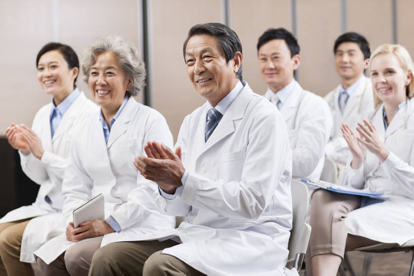 东方人,西方人,成年人,中年人,老年人,医生,会议室,医院,笑,鼓掌,微笑,露齿笑,横图,室内,白天,侧面,快乐,兴奋,幸福,成功,团队,椅子,北京,欧洲,中国,欧洲人,亚洲,一排,正装,欢呼,整齐,会议,听,刺激,座位,排列,白色,演讲,医护人员,医疗人员,亲密,摄影,医疗,队列,合伙,东亚,实验服,陪同,医疗机构,会堂,陪伴,团结,老年男性,老年女性,男人,男性,年轻女性,女人,女性,中年男性,中年女性,白种人,亚洲人,中国人,大夫,坐着,彩图,病院,诊所,院长,好消息,伴随,bj175