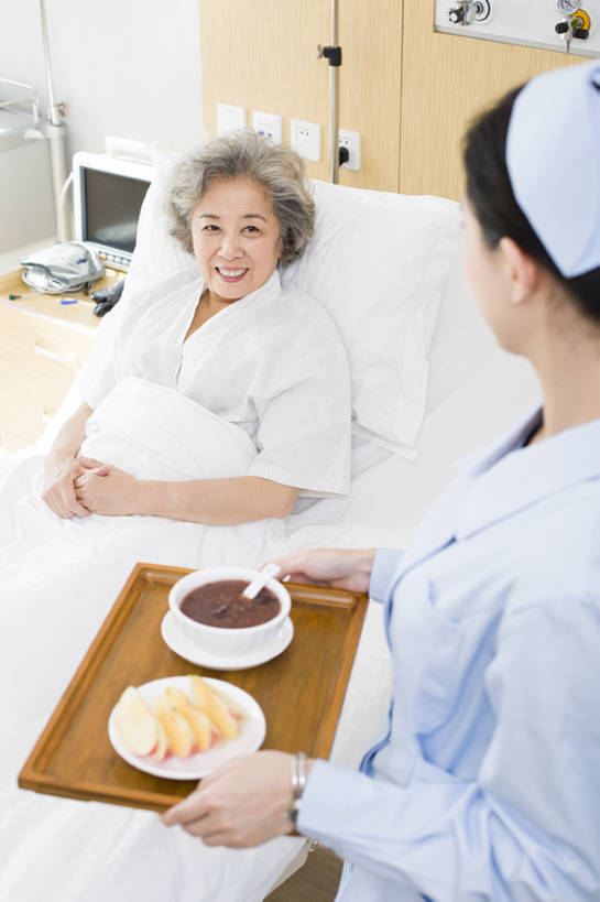 东方人,成年人,老年人,两个人,医生,病人,护士,医院,笑,微笑,露齿笑,竖图,室内,白天,侧面,早餐,午餐,快乐,幸福,热情,床,餐具,水果,北京,中国,亚洲,握,粥,食品,营养,现代,饮食,餐饮,白色,站着,医护人员,医疗人员,职业,保养,健康,面对面,服务,护理,握着,保健,摄影,有机食品,看护,支撑,医疗,医疗设备,疾病,病房,膳食,医疗器械,手术台,东亚,健康食物,恢复,陪同,医疗机构,静脉滴注,病号服,手术床,替代疗法,疗养院,责任,陪伴,生理盐水,信任,老年女性,年轻女性,女人,女性,亚洲人,中国人,年轻人,大夫,躺着,仰卧,半身,彩图,高角度拍摄,病院,诊所,伴随,bj175
