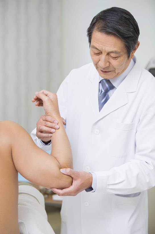东方人,成年人,老年人,关节,肘,两个人,医生,病人,医院,竖图,室内,白天,正面,按摩,技术,植物,北京,中国,亚洲,检查,草药,药草,传统,裸露,中药,白色,医护人员,医疗人员,职业,保养,健康,治疗,保健,人体,摄影,技巧,体检,医疗,疾病,中国文化,手艺,裸,药材,中草药,受伤,东亚,实验服,恢复,医疗机构,中药材,本草,替代疗法,技能,技艺,老年男性,男人,男性,中年男性,亚洲人,中国人,手臂,大夫,半身,彩图,病院,诊所,妙技,传统文化,本领,体格检查,诊疗室,正骨,bj175