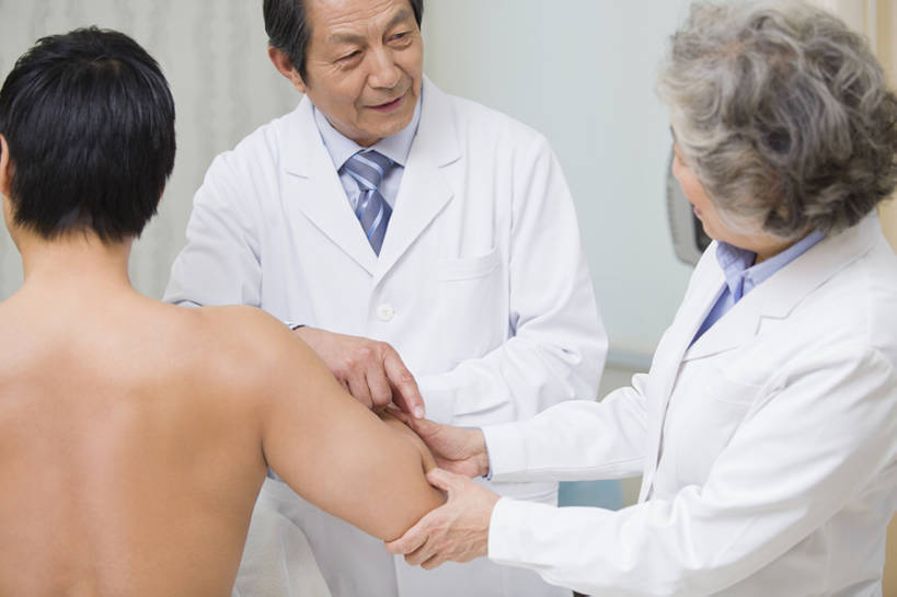 东方人,成年人,老年人,肩,关节,肘,三个人,医生,病人,医院,微笑,横图,室内,白天,正面,按摩,讨论,技术,植物,北京,中国,亚洲,检查,草药,药草,传统,裸露,中药,白色,医护人员,医疗人员,职业,保养,健康,面对面,治疗,保健,人体,摄影,技巧,后背,体检,医疗,疾病,指着,中国文化,手艺,裸,药材,中草药,受伤,合伙,东亚,实验服,恢复,陪同,医疗机构,中药材,本草,替代疗法,技能,技艺,陪伴,老年男性,老年女性,男人,男性,女人,女性,中年男性,亚洲人,中国人,大夫,沟通,半身,彩图,病院,诊所,妙技,传统文化,本领,体格检查,伴随,诊疗室,正骨,bj175