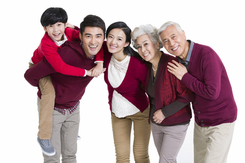 东方人,儿童,成年人,老年人,家庭,父母,母亲,父亲,儿子,祖父母,祖母,祖父,站,笑,微笑,露齿笑,横图,白色背景,正面,快乐,兴奋,幸福,纯洁,北京,中国,春节,亚洲,五个人,一排,风俗,节日,庆祝,整齐,注视,休闲装,传统,刺激,排列,小孩,观察,看,扛,站着,温暖,温馨,一家人,活力,精神,可爱,亲密,童年,童趣,搭,摄影,生长,观看,和睦,察看,退休,仪式,搭着,队列,关爱,关注,中国文化,亲情,肖像,典礼,童真,东亚,烂漫,无邪,陪同,元旦,制度,陪伴,天真,老年男性,老年女性,男孩,男人,男性,年轻男性,年轻女性,女人,女性,亚洲人,中国人,孩子,年轻人,全家福,孙子,站立,彩图,影棚拍摄,融洽,男生,传统文化,人老心不老,传统节日,伴随,bj175