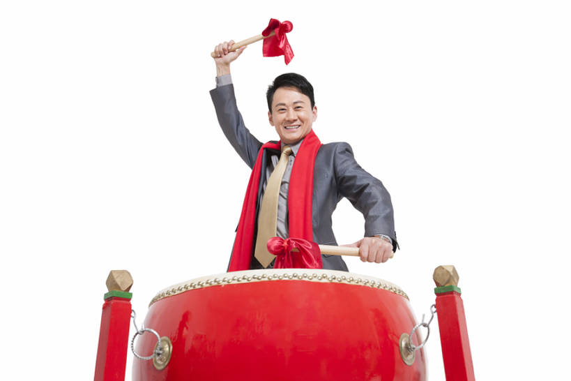 东方人,成年人,中年人,一个人,商务人士,商务男性,笑,微笑,露齿笑,横图,留白,白色背景,正面,衬衫,西装,商务,快乐,兴奋,幸福,热情,信心,北京,中国,春节,亚洲,仅一个男性,仅一个人,仅一个中年男性,表演,套装,正装,节日,欢呼,庆祝,装饰,鼓,乐器,领带,祝福,敲,注视,传统,刺激,红色,围巾,观察,看,站着,温暖,力量,摄影,围脖,观看,保暖,幽默,华丽,点缀,察看,御寒,经理,关注,中国文化,问候,肖像,商务装,鼓槌,工薪阶层,东亚,一套,衬托,美观,雅致,雅观,元旦,技能,能力,男人,男性,中年男性,亚洲人,中国人,白领,上班族,半身,彩图,影棚拍摄,衬衣,拜年,大鼓,办公室职员,传统文化,首席执行官,传统节日,bj175