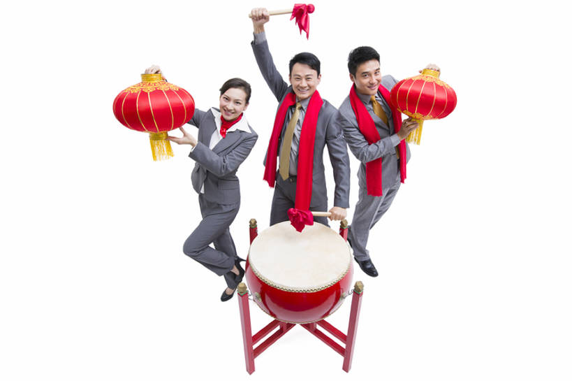 东方人,成年人,中年人,三个人,同事,商务人士,商务男性,商务女性,举,笑,微笑,露齿笑,横图,留白,抠图,白色背景,正面,衬衫,西装,商务,快乐,满意,兴奋,幸福,运气,热情,骄傲,成功,合作,团队,集体,信心,技术,照明,北京,中国,春节,亚洲,表演,握,套装,正装,风俗,节日,欢呼,庆祝,装饰,并排,灯笼,丝巾,纸灯笼,鼓,乐器,领带,玩,注视,表演者,传统,队伍,刺激,扮演,红色,围巾,灯具,观察,看,站着,职业,温暖,活力,精神,力量,亲密,握着,财富,摄影,围脖,观看,技巧,保暖,华丽,照亮,点缀,察看,演出,领导,享乐,仪式,变形,御寒,照明设备,成就,关注,中国文化,肖像,出示,手艺,商务装,典礼,合伙,领袖,鼓槌,工薪阶层,东亚,陪同,一套,衬托,美观,雅致,雅观,鼓架,元旦,制度,技能,技艺,陪伴,能力,男人,男性,年轻女性,女人,女性,中年男性,亚洲人,中国人,白领,上班族,彩图,高角度拍摄,全身,影棚拍摄,衬衣,欢乐,大鼓,妙技,办公室职员,传统文化,本领,广角,传统节日,伴随,bj175