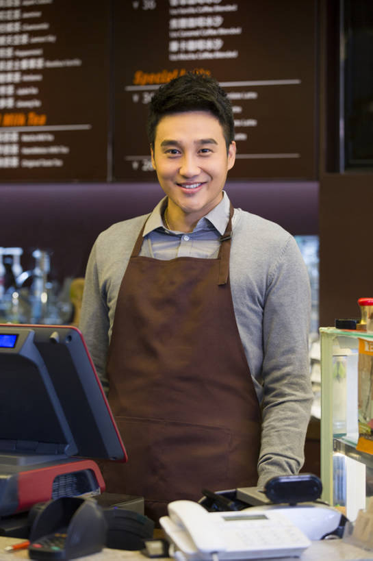 东方人,成年人,中年人,一个人,服务员,商店,笑,微笑,露齿笑,竖图,室内,正面,快乐,兴奋,幸福,热情,信心,北京,中国,亚洲,仅一个男性,仅一个人,仅一个中年男性,围裙,食品,饮品,注视,休闲装,饮食,刺激,菜单,食物,饮料,观察,看,站着,收银员,职业,服务,摄影,收银台,观看,察看,关注,可口,收银机,咖啡店,肖像,东亚,适口,店主,男人,男性,中年男性,亚洲人,中国人,服务生,侍者,售货员,半身,彩图,欢乐,咖啡馆,咖啡师,bj175