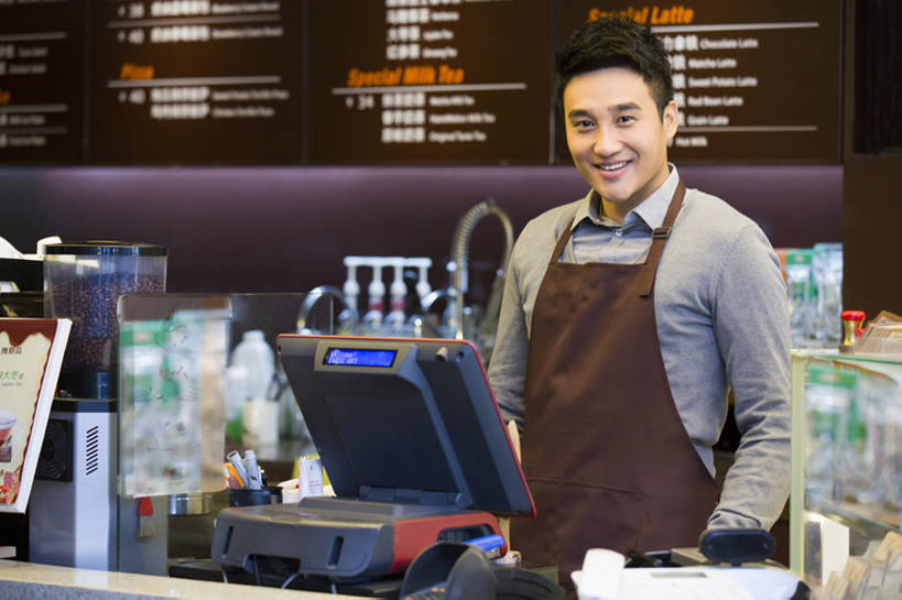 东方人,成年人,中年人,一个人,服务员,商店,笑,微笑,露齿笑,横图,室内,正面,快乐,幸福,热情,信心,北京,中国,亚洲,仅一个男性,仅一个人,仅一个中年男性,围裙,食品,饮品,注视,休闲装,饮食,菜单,食物,饮料,观察,看,站着,收银员,职业,服务,摄影,收银台,观看,察看,关注,可口,收银机,咖啡店,肖像,东亚,适口,店主,企业家,男人,男性,中年男性,亚洲人,中国人,服务生,侍者,售货员,半身,彩图,咖啡馆,bj175