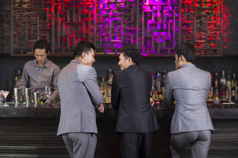 威士忌,东方人,成年人,中年人,四个人,商务人士,商务男性,酒吧,笑,微笑,露齿笑,横图,室内,衬衫,聚会,时尚,夜生活,快乐,友谊,幸福,成功,吧台,城市,北京,中国,亚洲,喝,下班,套装,正装,丰富,聚餐,酒类,娱乐,现代,饮食,顾客,刺激,调酒师,酒瓶,饮料,背面,冷饮,站着,休闲,面对面,放松,乐趣,亲密,服务,俱乐部,摄影,生活方式,多样,礼节,后背,照亮,享乐,华贵,商务装,夜总会,工薪阶层,东亚,陪同,陪伴,无忧无虑,男人,男性,年轻男性,中年男性,亚洲人,中国人,年轻人,白领,上班族,休闲活动,沟通,说话,彩图,衬衣,欢乐,酒馆,开领,伴随,bj175