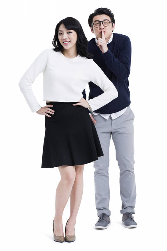 东方人,成年人,两个人,笑,摸,微笑,露齿笑,竖图,留白,抠图,白色背景,正面,爱情,时尚,纯洁,北京,中国,亚洲,抚摸,眼镜,浪漫,美丽,注视,休闲装,手叉腰,观察,看,站着,温暖,温馨,表情,恩爱,活力,可爱,亲密,童年,童趣,恋人,摄影,观看,幽默,和睦,察看,关注,肖像,童真,东亚,闭嘴,烂漫,无邪,陪同,寂静,陪伴,天真,男人,男性,年轻男性,年轻女性,女人,女性,亚洲人,中国人,年轻人,情侣,触摸,接触,彩图,全身,影棚拍摄,伴侣,融洽,美人,伴随,bj175