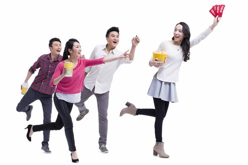 东方人,成年人,四个人,跑,笑,微笑,露齿笑,横图,室内,白色背景,侧面,快乐,兴奋,友谊,幸福,消费,北京,中国,亚洲,握,追赶,准备,节日,食品,扭头,注视,休闲装,娱乐,饮食,可乐,顾客,刺激,饮料,观察,看,转头,休闲,爆米花,放松,亲密,握着,摄影,生活方式,观看,察看,关注,东亚,打折,陪同,陪伴,电影票,男人,男性,年轻男性,年轻女性,女人,女性,亚洲人,中国人,年轻人,休闲活动,张开手臂,彩图,全身,影棚拍摄,欢乐,团购,伴随,bj175