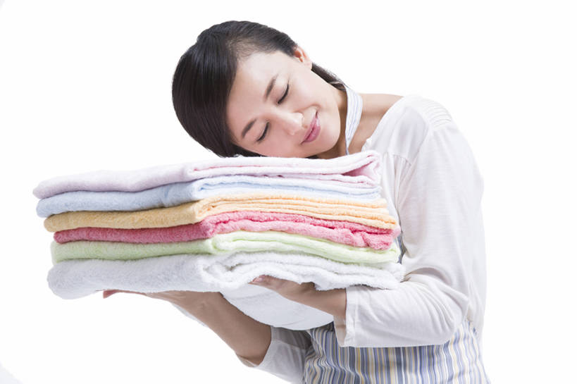 东方人,成年人,中年人,老年人,一个人,家庭主妇,笑,微笑,露齿笑,横图,留白,抠图,白色背景,正面,家务,快乐,满意,幸福,北京,中国,亚洲,仅一个女性,仅一个人,一排,握,堆叠,整齐,围裙,折叠,休闲装,干净,排列,毛巾,仅一个中年女性,舒服,握着,摄影,生活方式,卫生,消毒,舒适,享乐,洗衣房,队列,清新,东亚,柔和,老年女性,女人,女性,中年女性,亚洲人,中国人,闭着眼睛,触摸,清洗,洗涤,半身,彩图,影棚拍摄,欢乐,例行公事,家务劳动,bj175