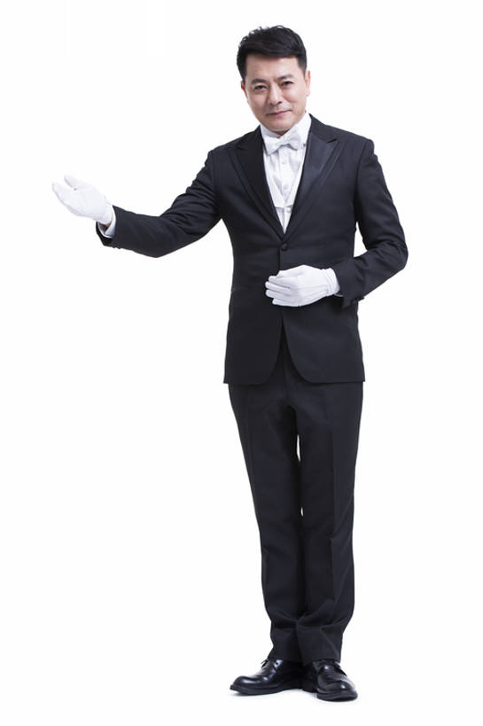 东方人,成年人,中年人,老年人,一个人,服务员,管家,微笑,竖图,留白,抠图,白色背景,正面,西装,快乐,幸福,热情,北京,中国,亚洲,仅一个男性,仅一个人,仅一个中年男性,套装,服装,正装,领结,注视,手套,观察,看,手势,站着,服务,摄影,观看,礼节,严肃,察看,享乐,神圣,关注,问候,肖像,门卫,东亚,欧洲文化,燕尾服,一套,仆人,认真,老年男性,男人,男性,中年男性,亚洲人,中国人,服务生,侍者,彩图,全身,影棚拍摄,礼服,欢乐,请柬,打手势,传统文化,男仆,bj175