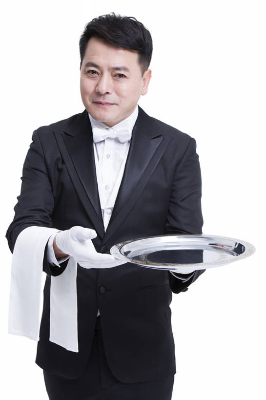 东方人,成年人,中年人,老年人,一个人,服务员,管家,微笑,竖图,留白,抠图,白色背景,正面,西装,快乐,幸福,热情,北京,中国,亚洲,仅一个男性,仅一个人,仅一个中年男性,握,套装,服装,正装,领结,餐盘,注视,手套,毛巾,观察,看,手势,站着,服务,握着,摄影,观看,礼节,严肃,察看,享乐,神圣,关注,肖像,东亚,欧洲文化,燕尾服,一套,仆人,认真,老年男性,男人,男性,中年男性,亚洲人,中国人,服务生,侍者,彩图,影棚拍摄,礼服,欢乐,打手势,传统文化,男仆,客房服务,bj175