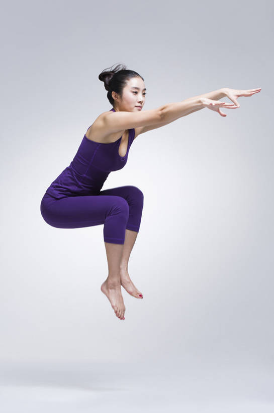 东方人,成年人,一个人,跳,竖图,留白,侧面,运动服,锻炼,北京,中国,亚洲,仅一个年轻女性,仅一个女性,仅一个人,伸展,灰色背景,服装,背心,半空,光脚,衣服,紫色,健康,赤脚,活力,平衡,舒展,摄影,服饰,生活方式,动作,高雅,现代舞,优美,衣着,穿着,弹性,东亚,柔和,衣饰,技能,年轻女性,女人,女性,亚洲人,中国人,年轻人,张开手臂,彩图,全身,影棚拍摄,舞蹈,魅力,运动装,bj175
